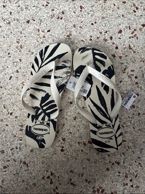 NWT Havaianas Aloha Flip Flops size 9/10